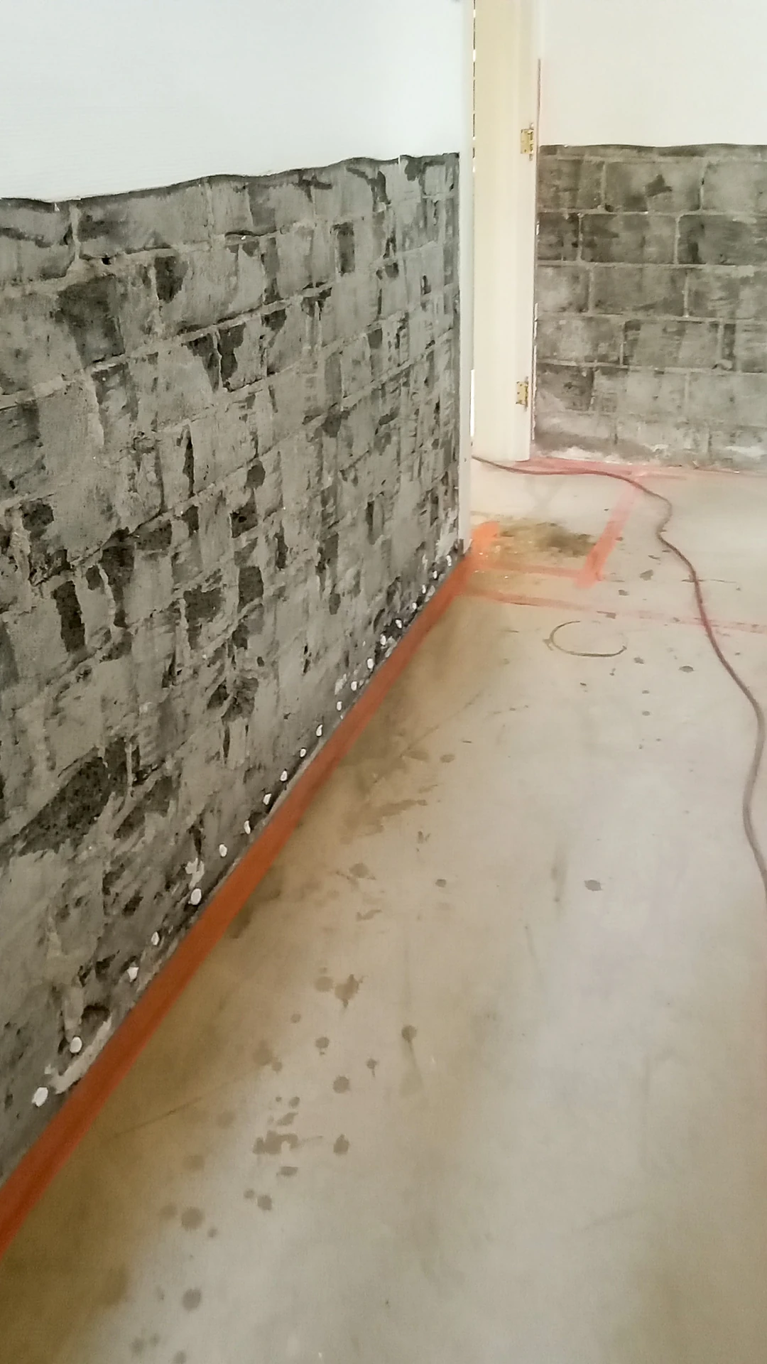 De grijze wand over de lengte
