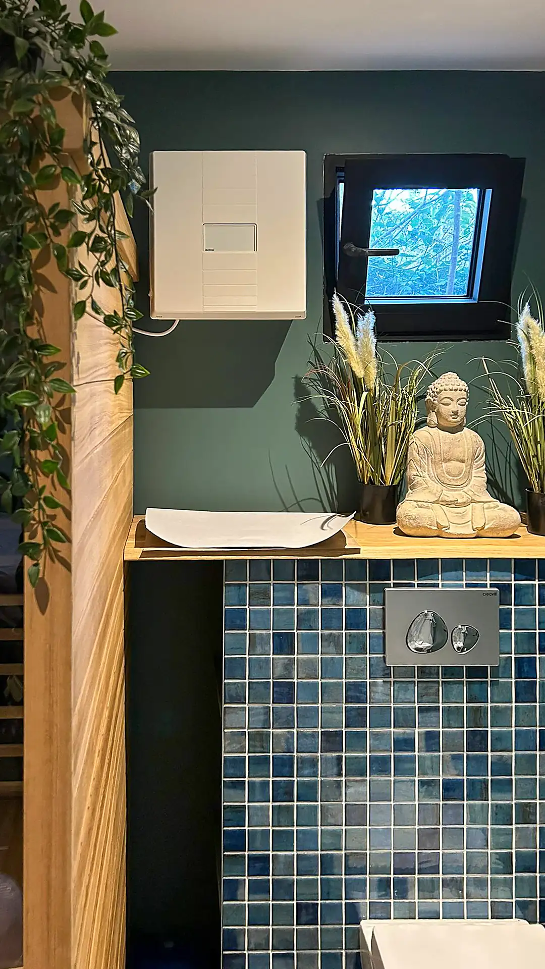 De badkamer met mozaïek en de geplaatste ventilatie-unit