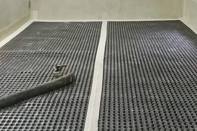 De betonslang op de drainagematten in de kelder in Massenhoven