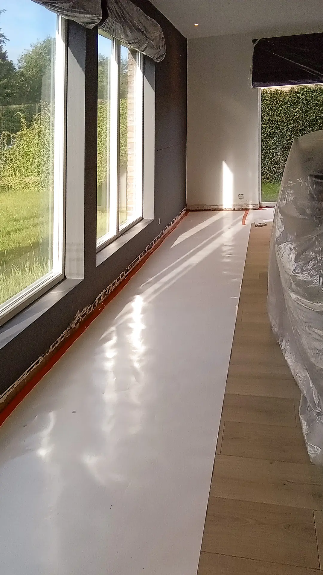 De leefruimte met grote glaspartij voor de werken