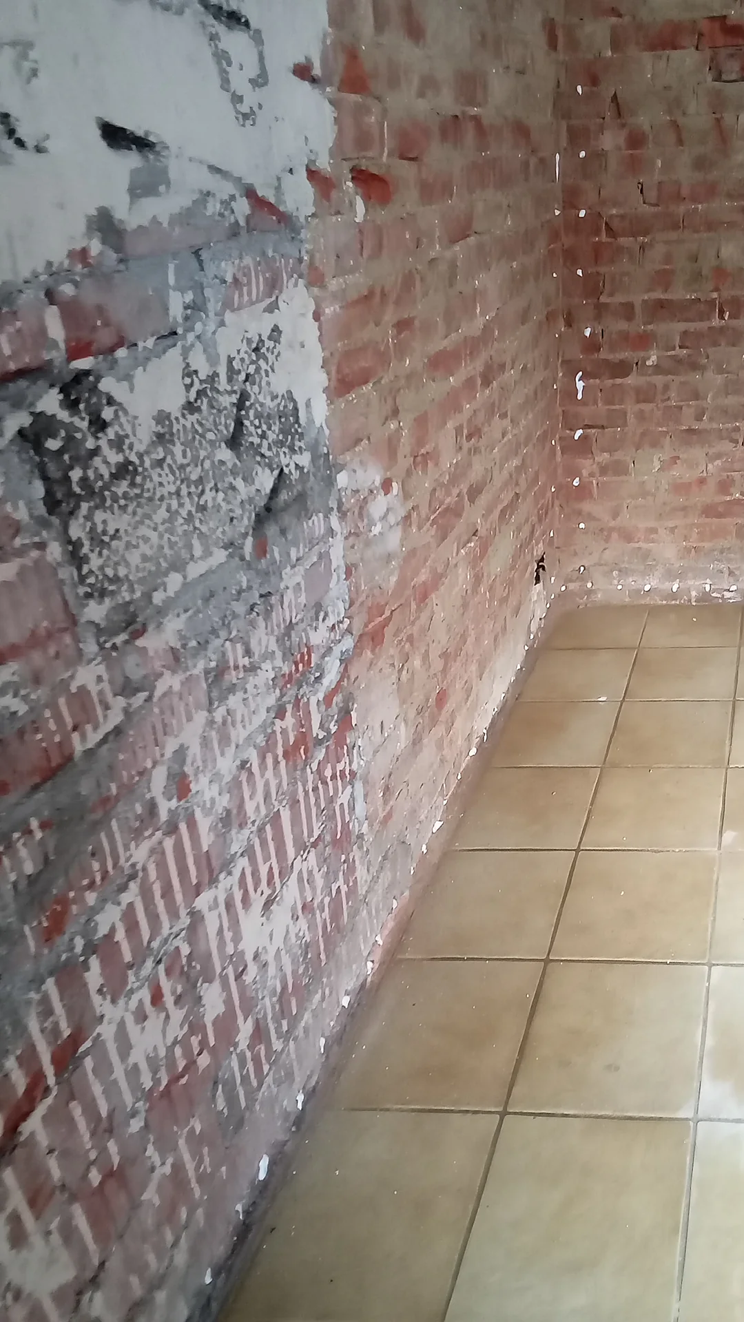 De gestripte kamer met oude vloer