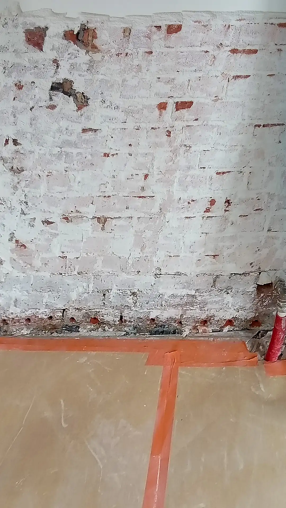 De gestripte muur klaar voor het membraan