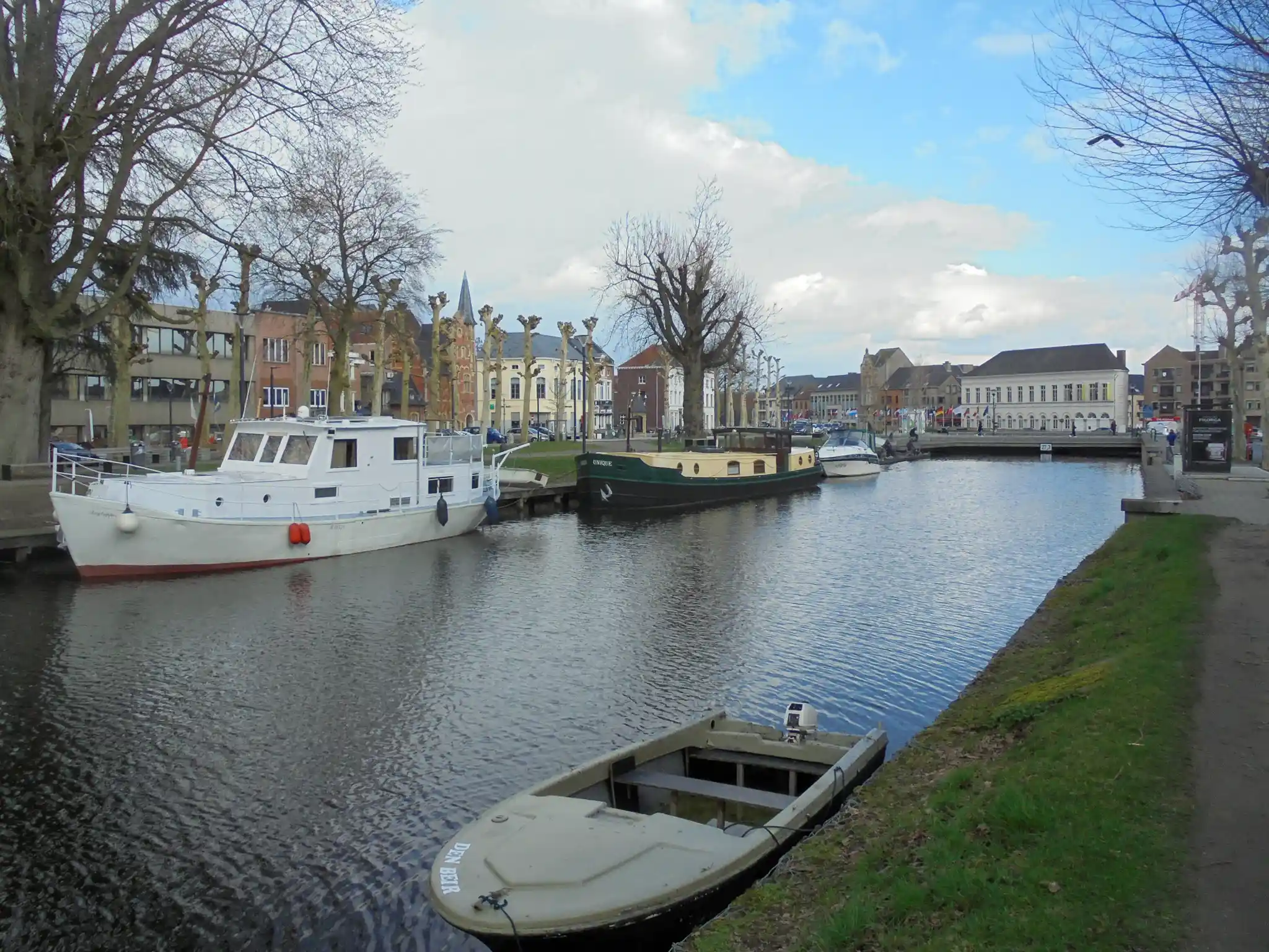 De Durme met aanlegkade in het centrum van Lokeren
