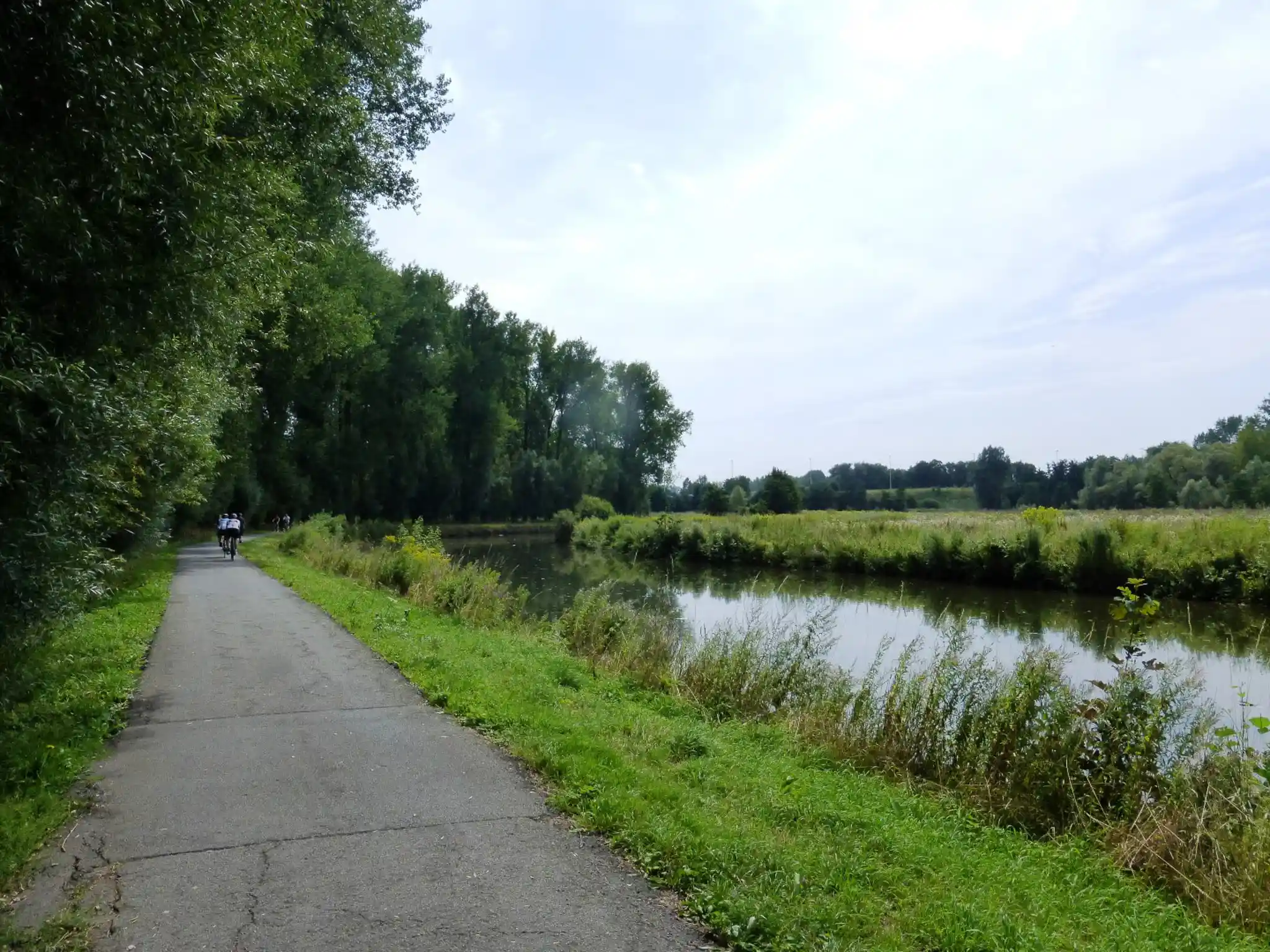 De gekanaliseerde Dender met jaagpad in Aalst (Erembodegem)