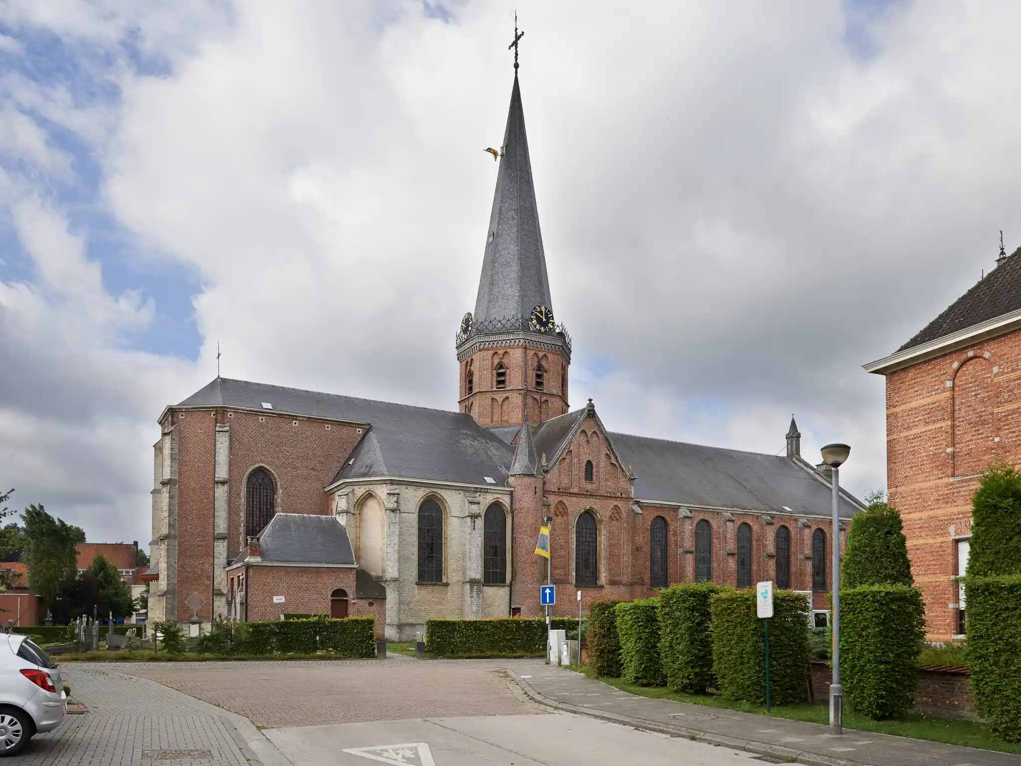 De Sint-Catharinakerk in het dorpscentrum van Sinaai (Sint-Niklaas)