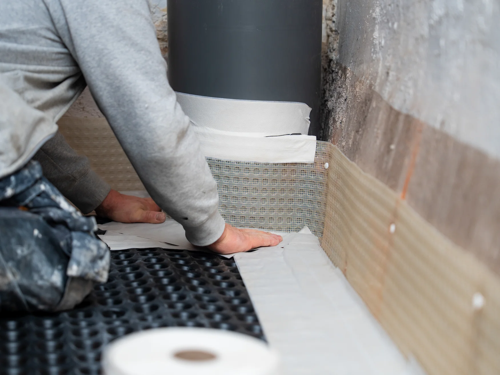 Aanleg van kelderdrainage met noppenfolie tegen kelderinfiltratie