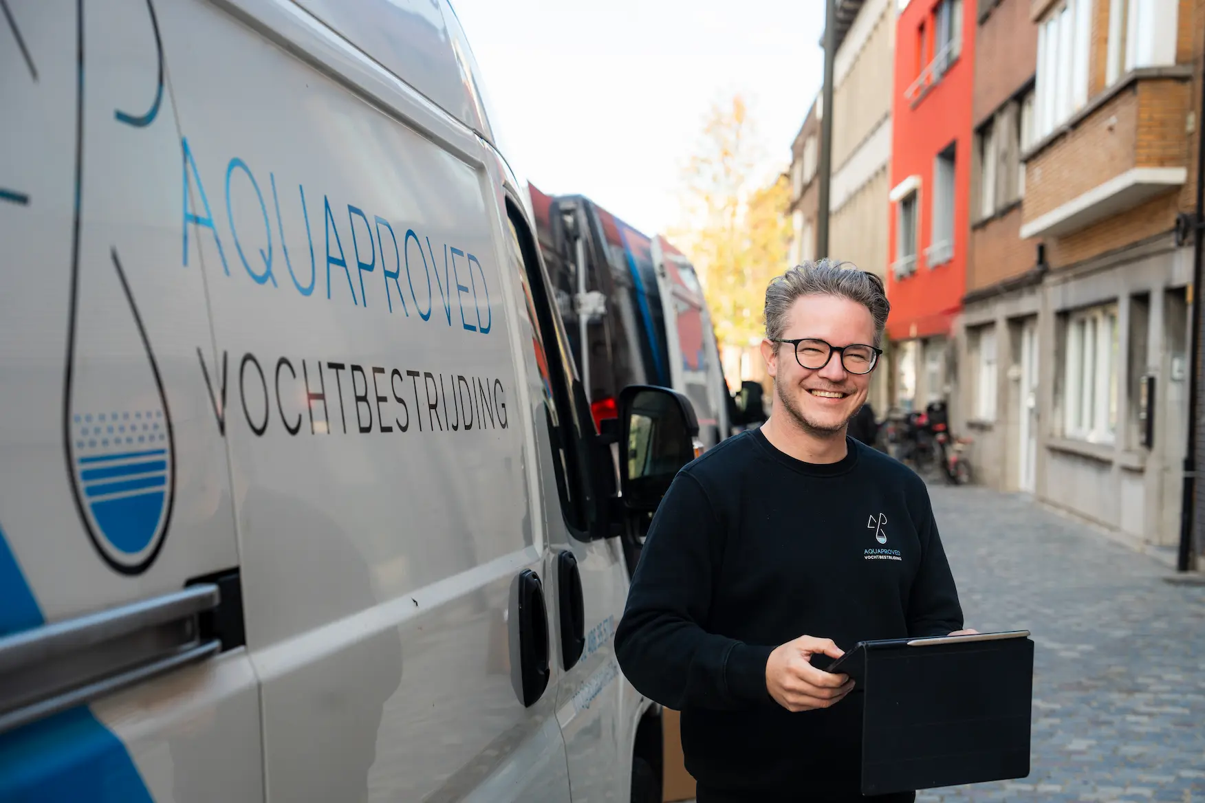 Yannick De Wolf van AQUAPROVED bij de bedrijfswagen