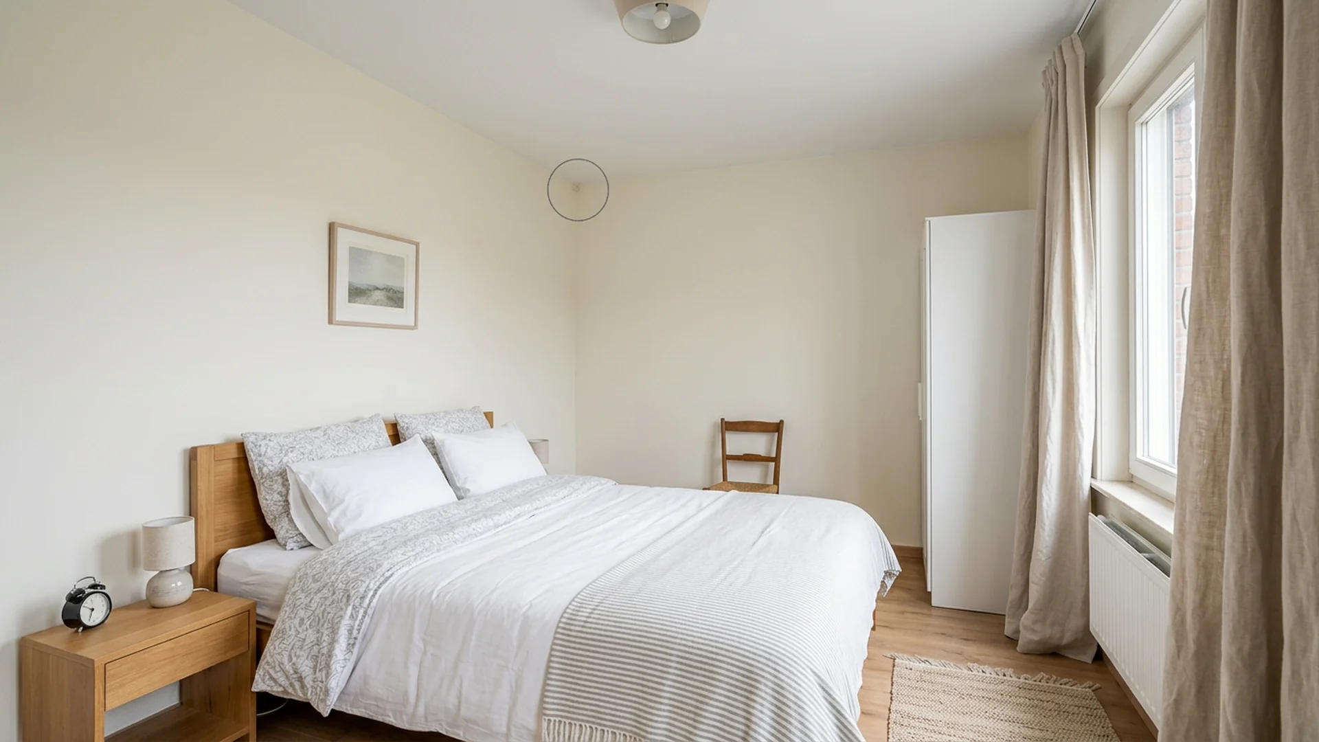 zwarte schimmel op muur in slaapkamer herkennen