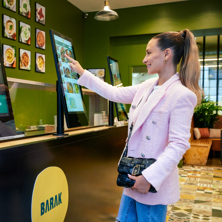 Bornes avec pole comptoir installées chez Barak