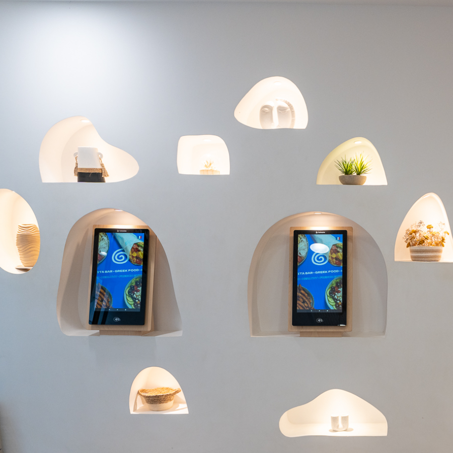 Bornes avec support en bois installées sur un magnifique mur décoré chez Gyraya