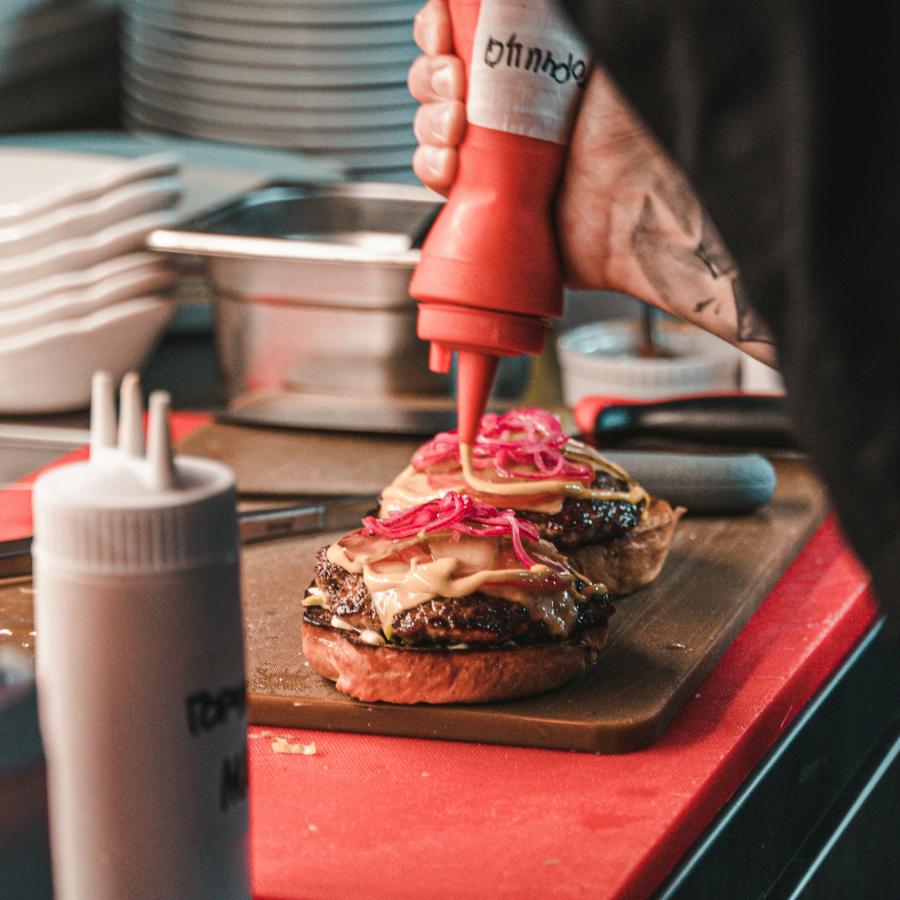 prépration de burger dans une cuisine de restaurant
