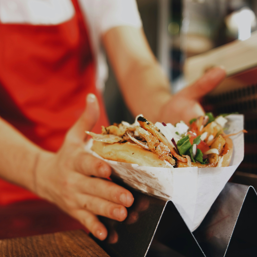 préparation d'un tacos dans une cuisine de restaurant