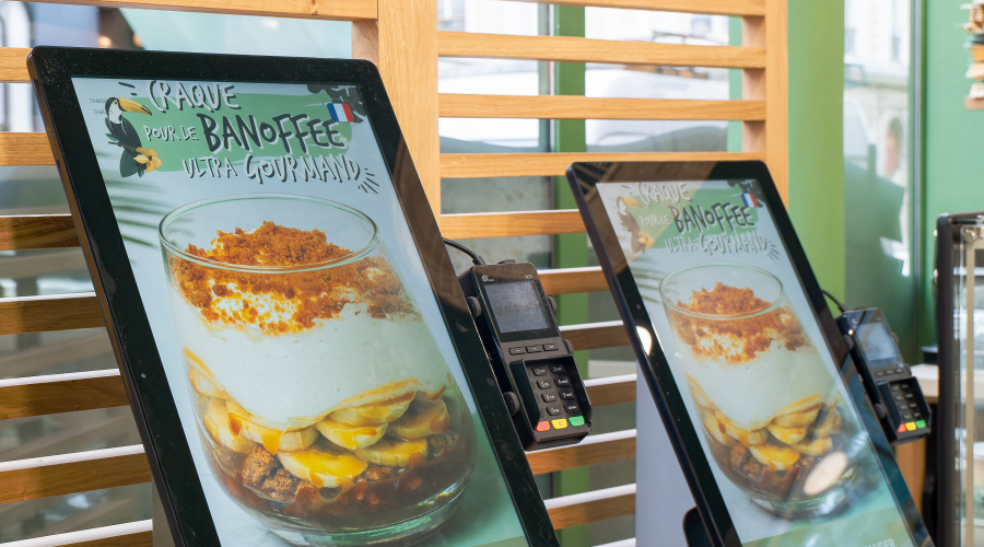 Borne de commande dans un restaurant de poké