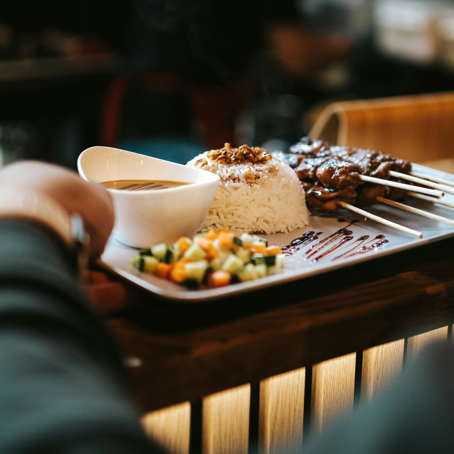 plat asiatique dans un restaurant à table