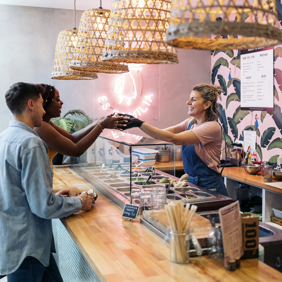 Clients récupérant leur commande de poké bowl