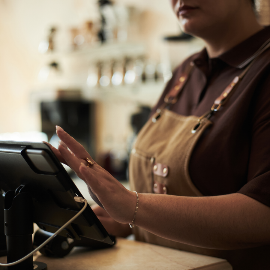 Femme faisant des opérations sur sa caisse de restaurant