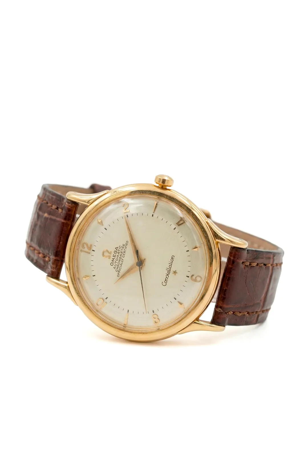 Reloj Omega Constellation 2648 de oro amarillo, esfera blanca y correa de cuero marrón, vista frontal en relojeria de alta gama