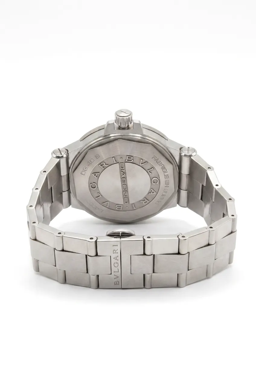 Vista trasera del reloj Bulgari Diagono DG 40 S en acero, con brazalete y cierre desplegable, relojería de alta gama.