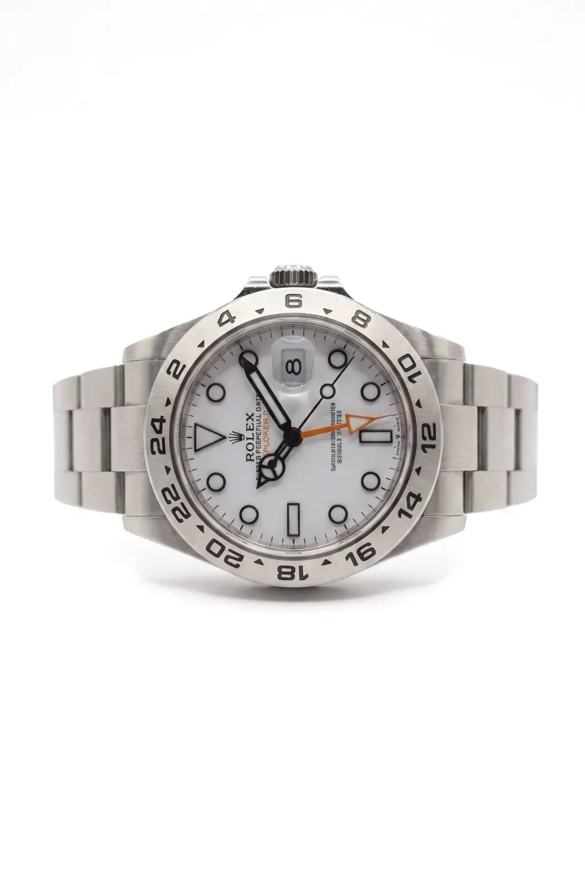 Vista frontal Rolex Explorer II 226570 de acero, dial blanco y brazalete de acero, reloj de alta gama en Buenos Aires