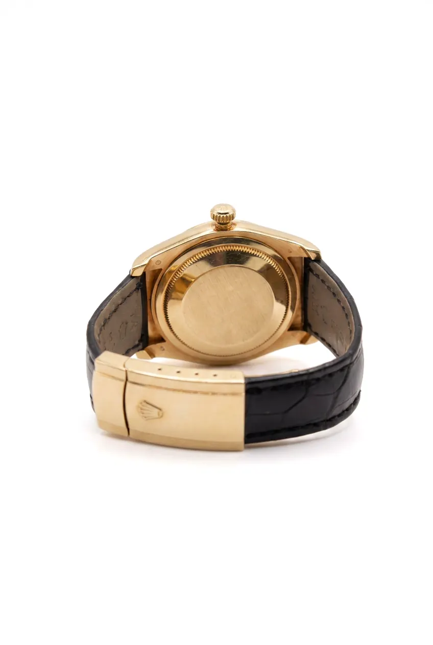 Vista trasera Rolex Datejust 116138 en oro amarillo con correa de cuero negro, reloj de alta gama