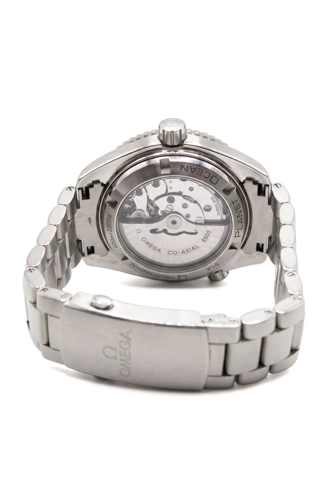OMEGA Seamaster 232.30.42.21.01.001 de acero, vista trasera con mecanismo y fondo transparente, relojería de alta gama
