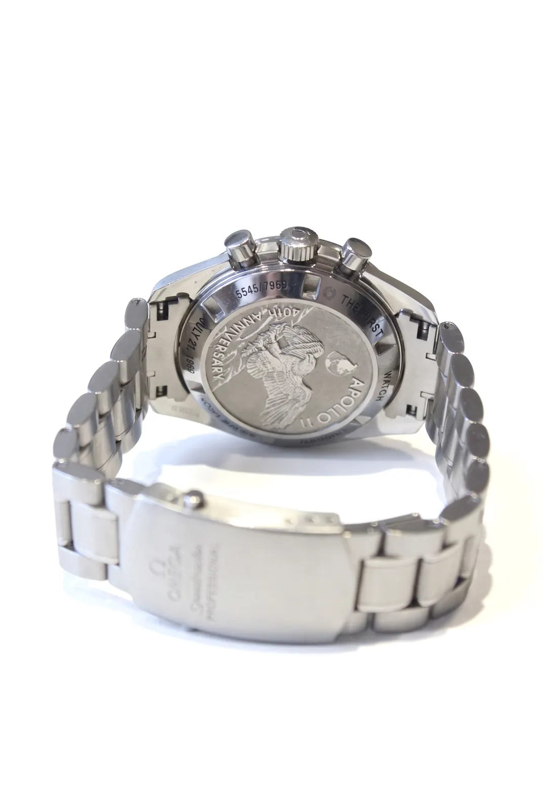Vista trasera OMEGA Speedmaster 311.30.42.30.01.002 de acero, fondo conmemorativo y brazalete abierto, relojería de alta gama