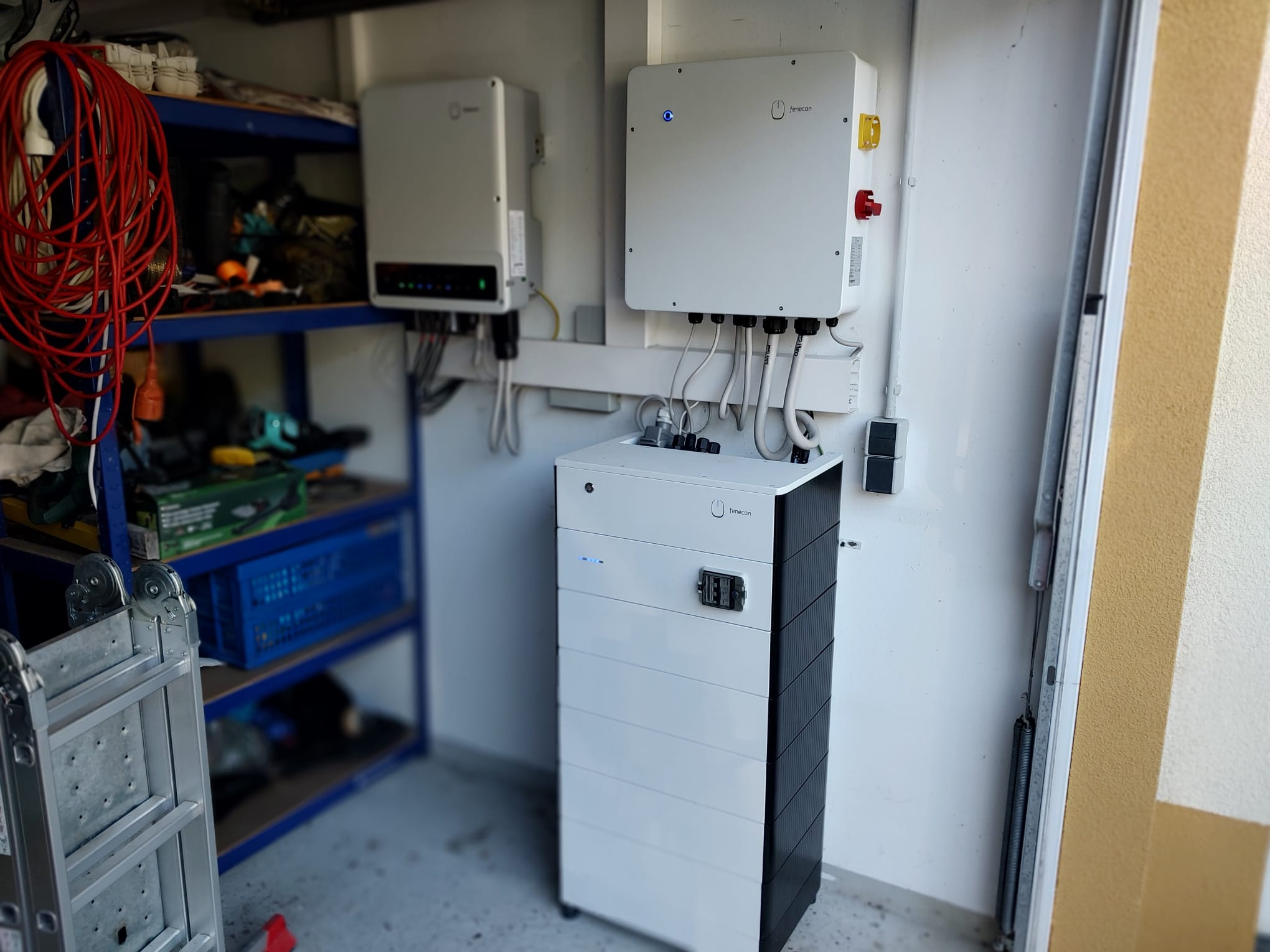 Weiße Solarbatterie und Wechselrichter in technischem Lagerraum