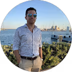 Mann mit Sonnenbrille am Wasser, bereit Kunden zu unterstützen