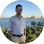 Mann mit Sonnenbrille am Wasser, bereit Kunden zu unterstützen