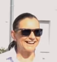 Lächelnder Kunde mit Sonnenbrille bei strahlendem Wetter im Freien