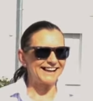 Lächelnder Kunde mit Sonnenbrille bei strahlendem Wetter im Freien