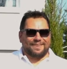 Lächelnder Mann mit Sonnenbrille, der Kunden-Zufriedenheit ausstrahlt