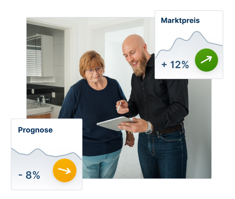 Immobilienmakler berät Kundin über Marktpreis und Prognose auf Tablet