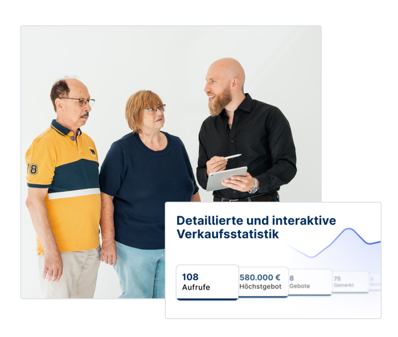 Immobilienmakler berät Seniorenpaar über Verkaufsstatistik und Immobilienangebot