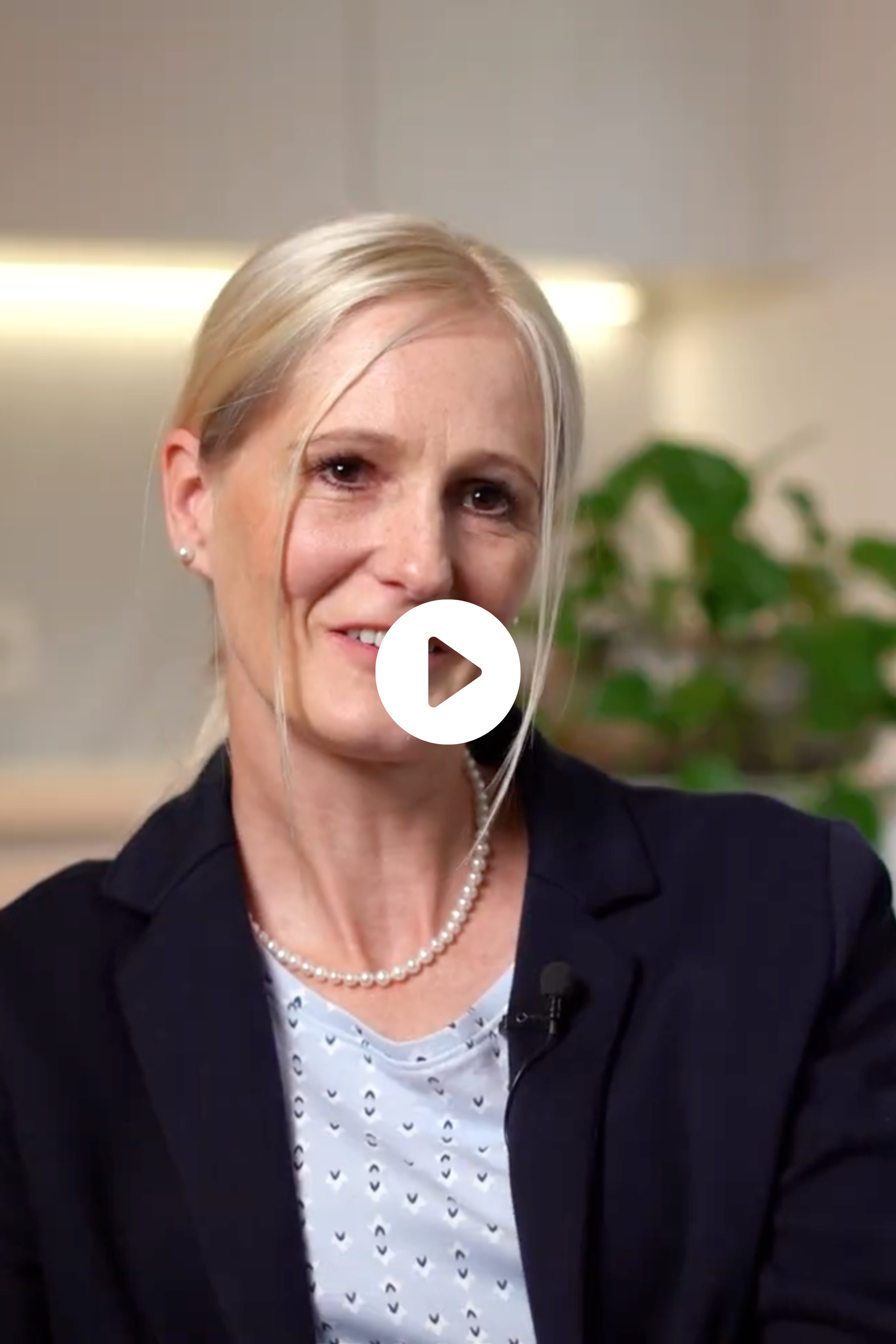 Professionelle Immobilienmakler-Präsentation mit Expertin im dunklen Blazer