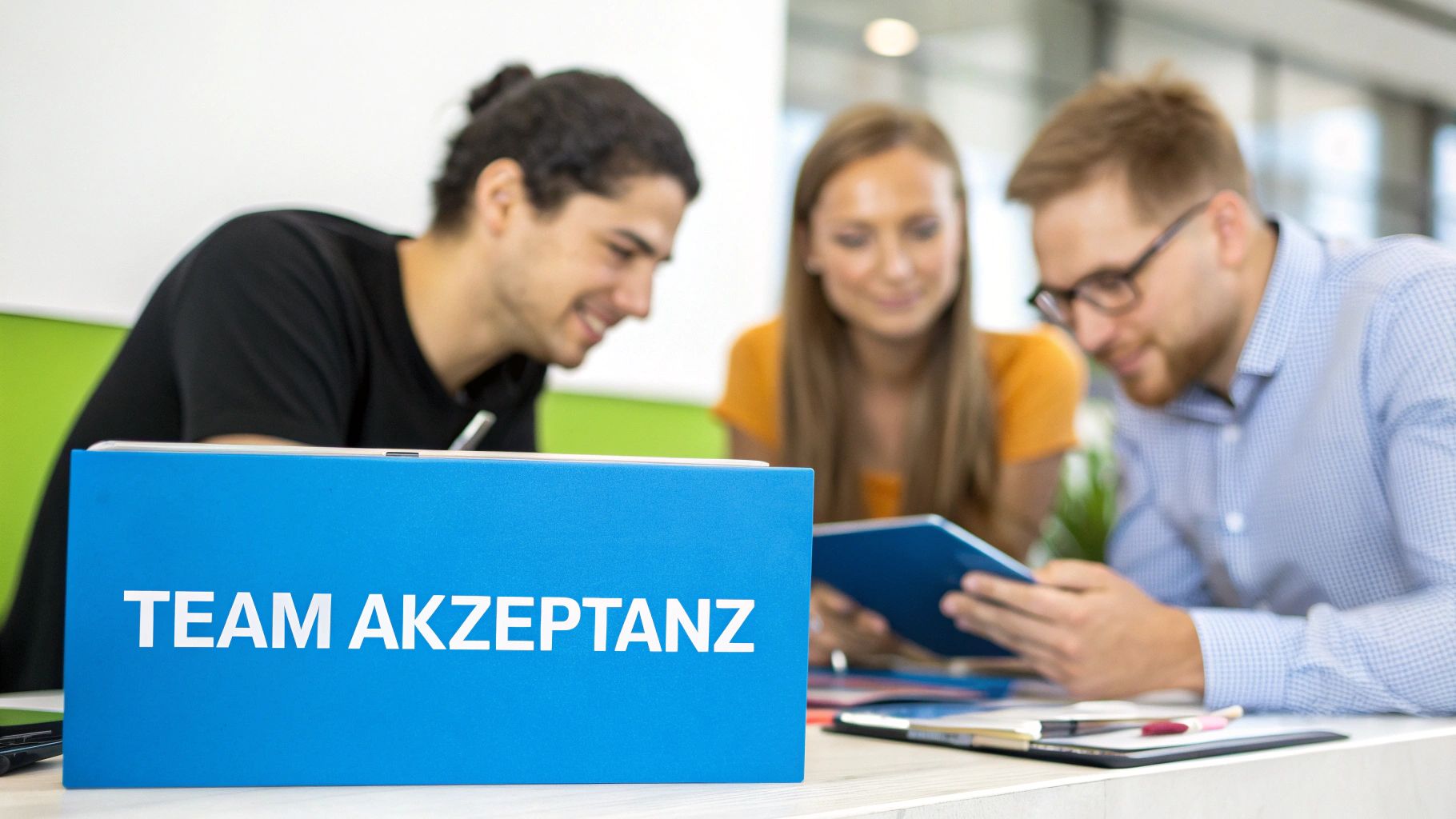 Ein Team bespricht in einer positiven und kollaborativen Atmosphäre die Einführung einer neuen digitalen Lösung.