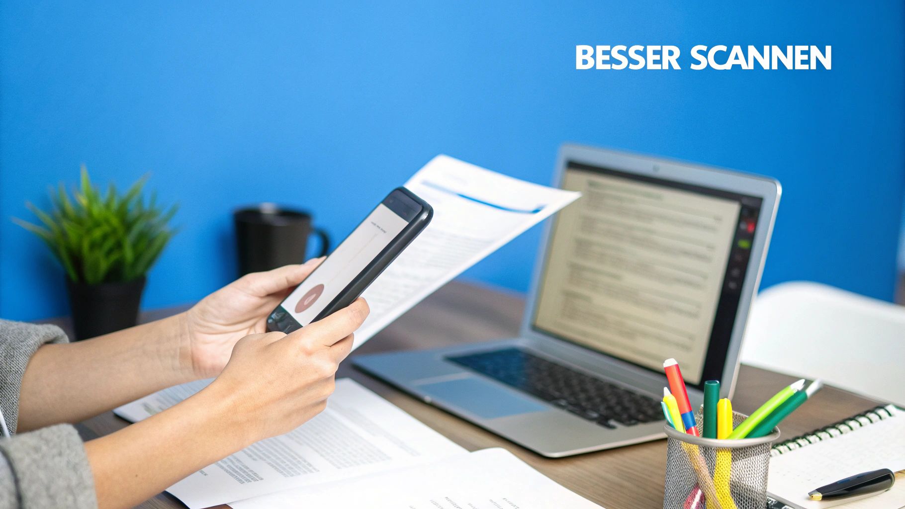 Eine Person scannt ein Dokument mit ihrem Smartphone, das auf einem Holztisch liegt