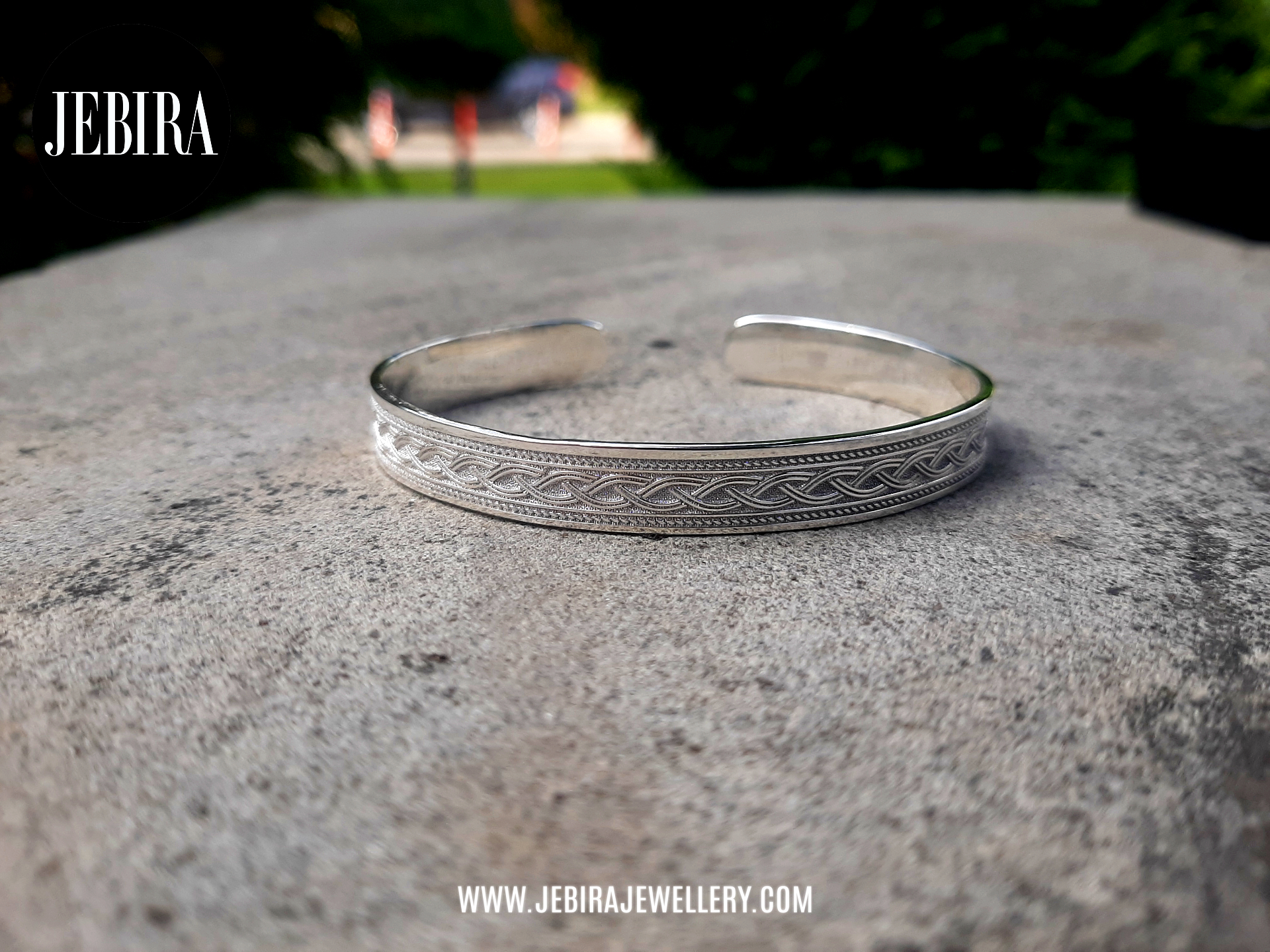 ვერცხლის სამაჯური მამაკაცისთვის რომელზეც ამოტვიფრულია თოკის წნულის ორნამენტი