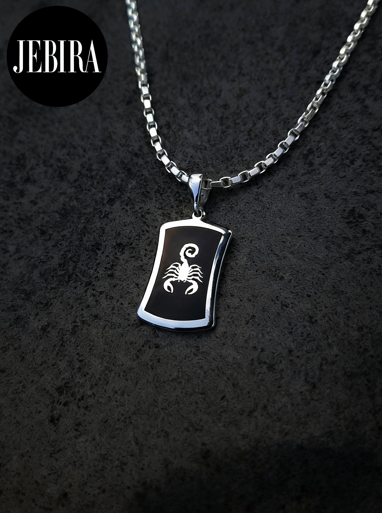 ვერცხლის კულონი მართკუთხა ფორმის და ყელსაბამი ზოდიაქოს გამოსახულებით, მორიელის ზოდიაქოს გამოსახულებით რომელშიც ჩასხმულია შავი ფერის მინანქარი