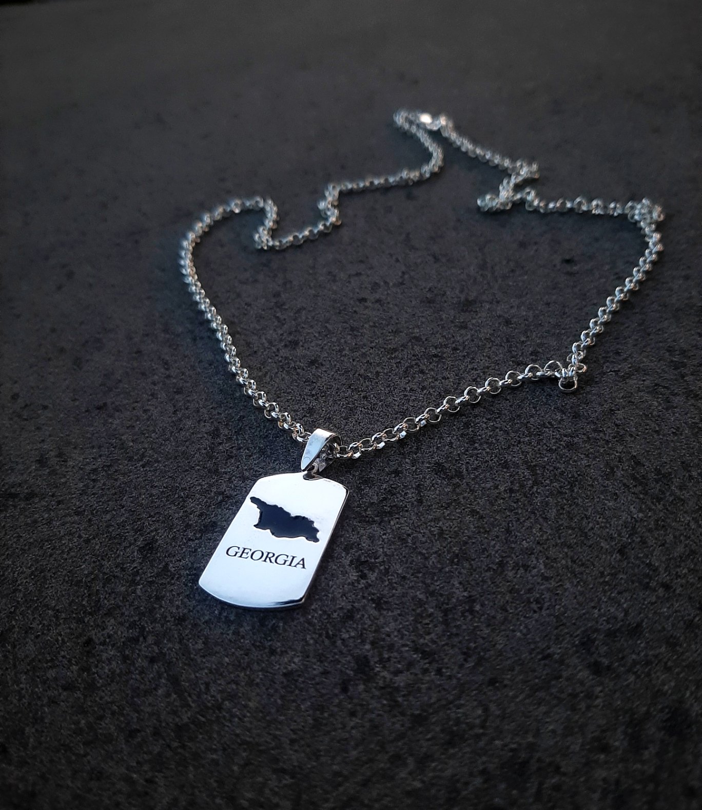 საქართველოს რუკის გამოსახულებით ვერცხლის კულონი და ყელსაბამი ჯაჭვით