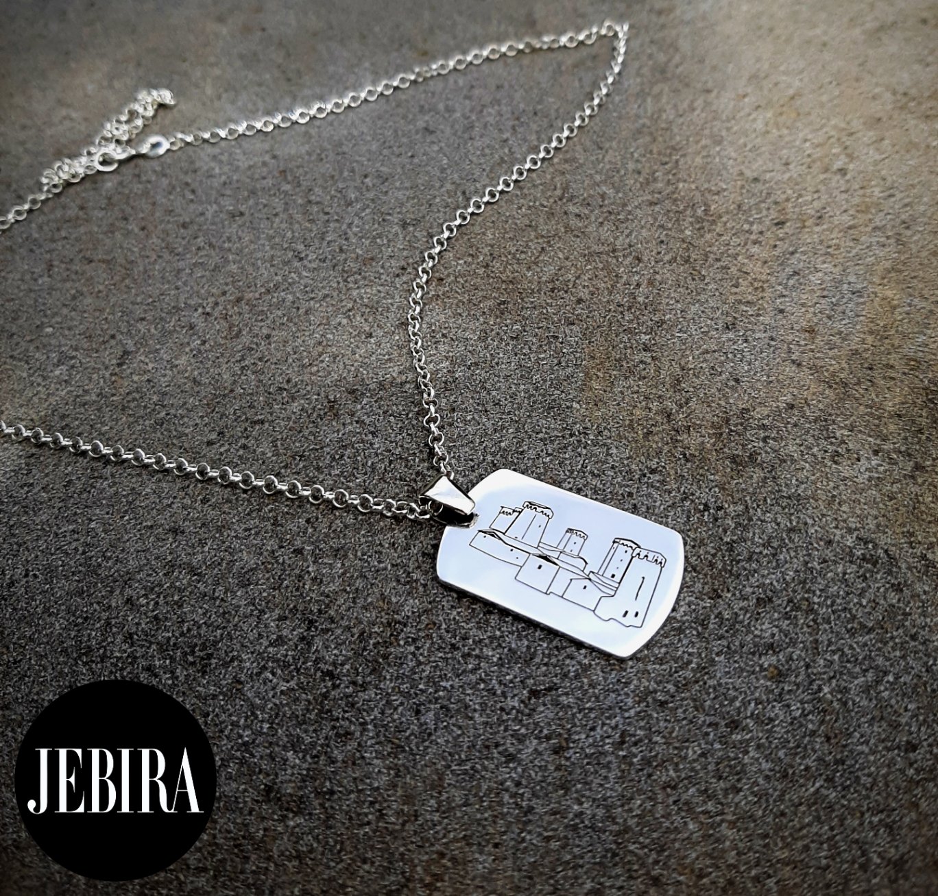 ვერცხლის სამკაული. ყელსაბამი-კულონი მართკუთხა ფორმის სვანური კოშკების გამოსახულებით 