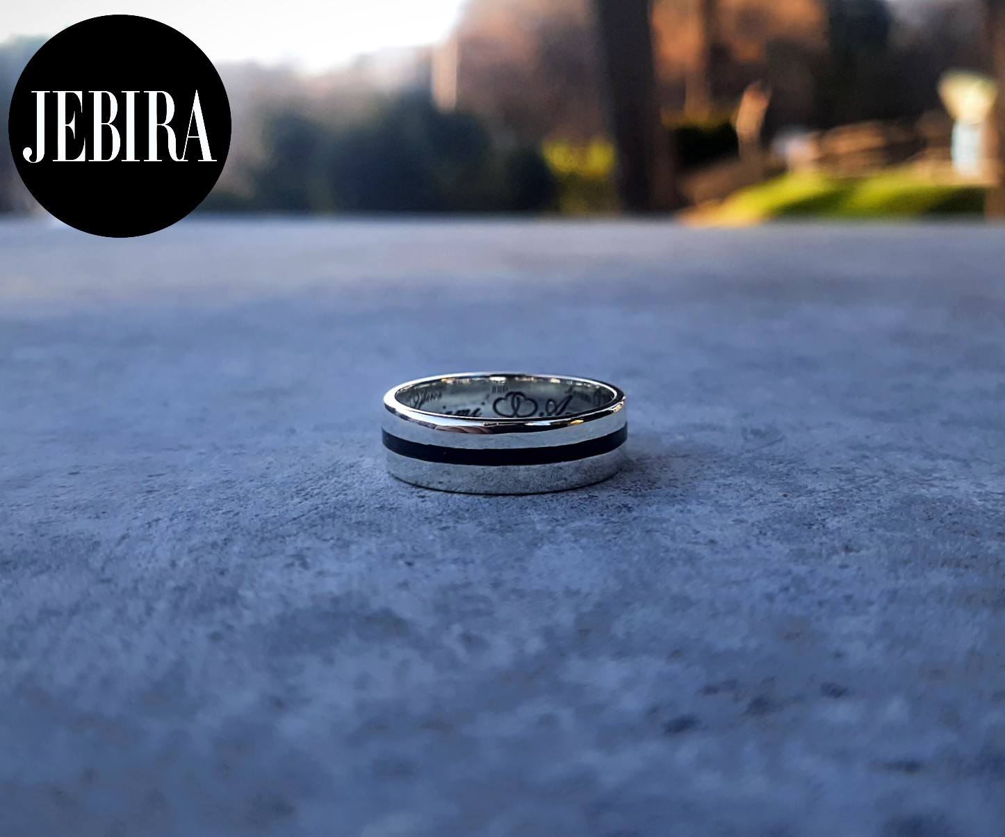 ვერცხლის სამკაული, ბეჭედი შუა ხაზით რომელშიც ამოვსებული შავი ფერი ( გიშერი )