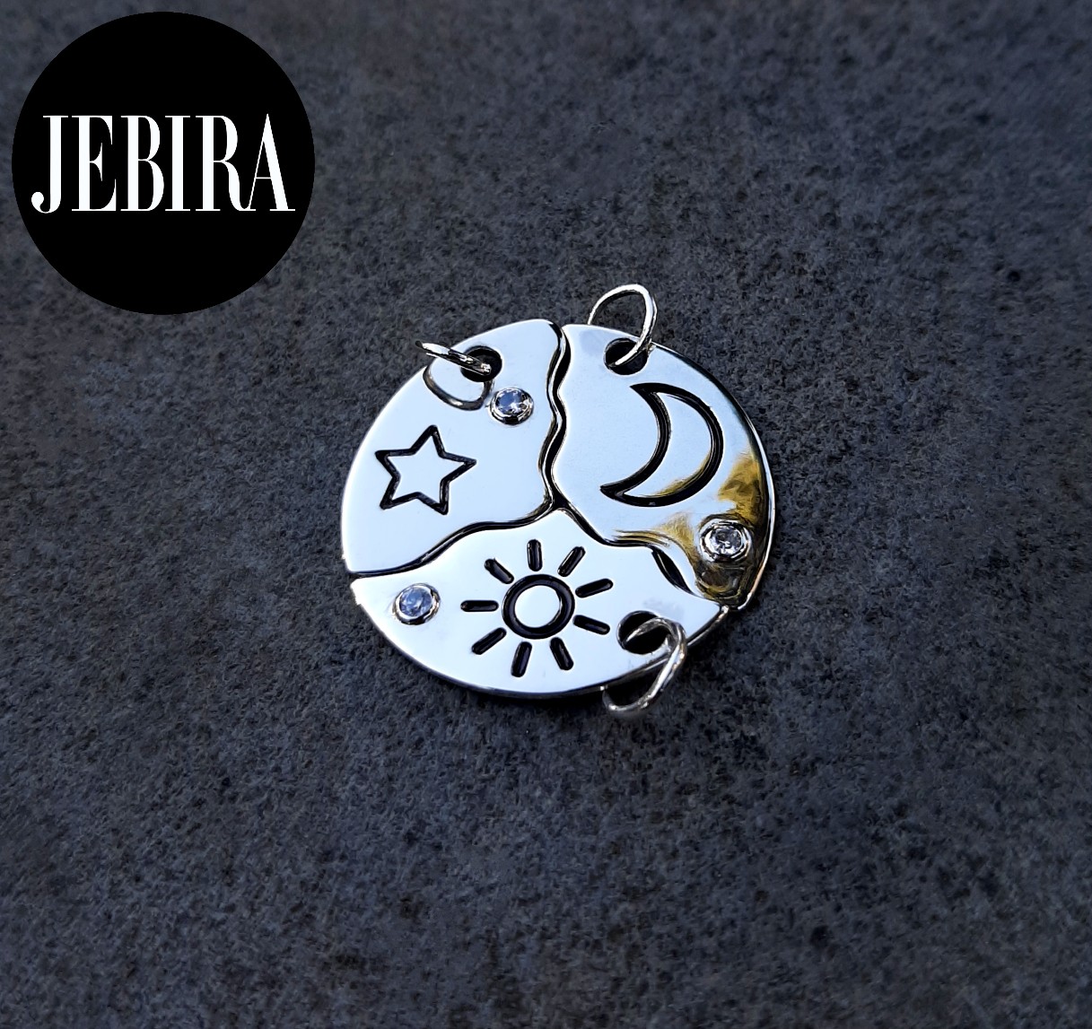 ვერცხლის სამკაული სამი მეგობრისთვის გრავირებით და პატარა ცირკონი თვლის გამოყენებით