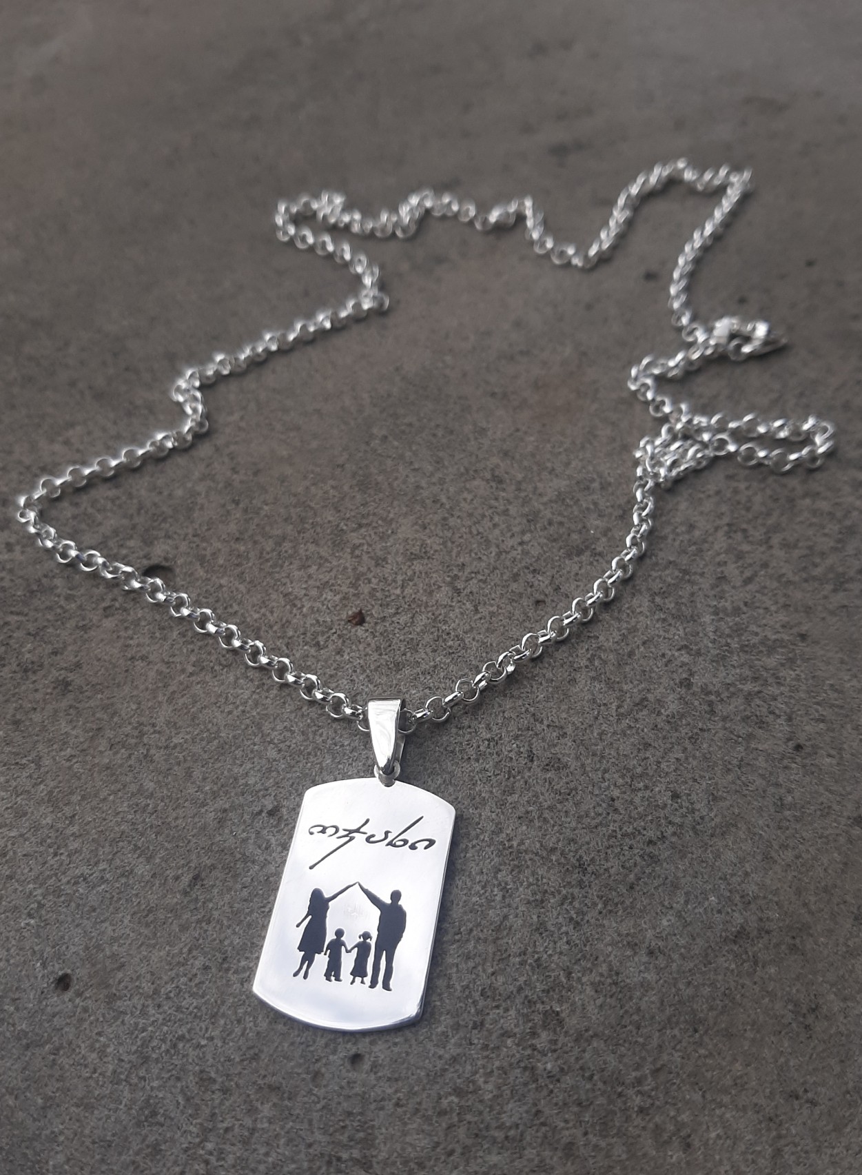 ვერცხლის სამკაული. ყელსაბამი-კულონი ოჯახის გამოსახულებით, დედა, მამა , შვილები