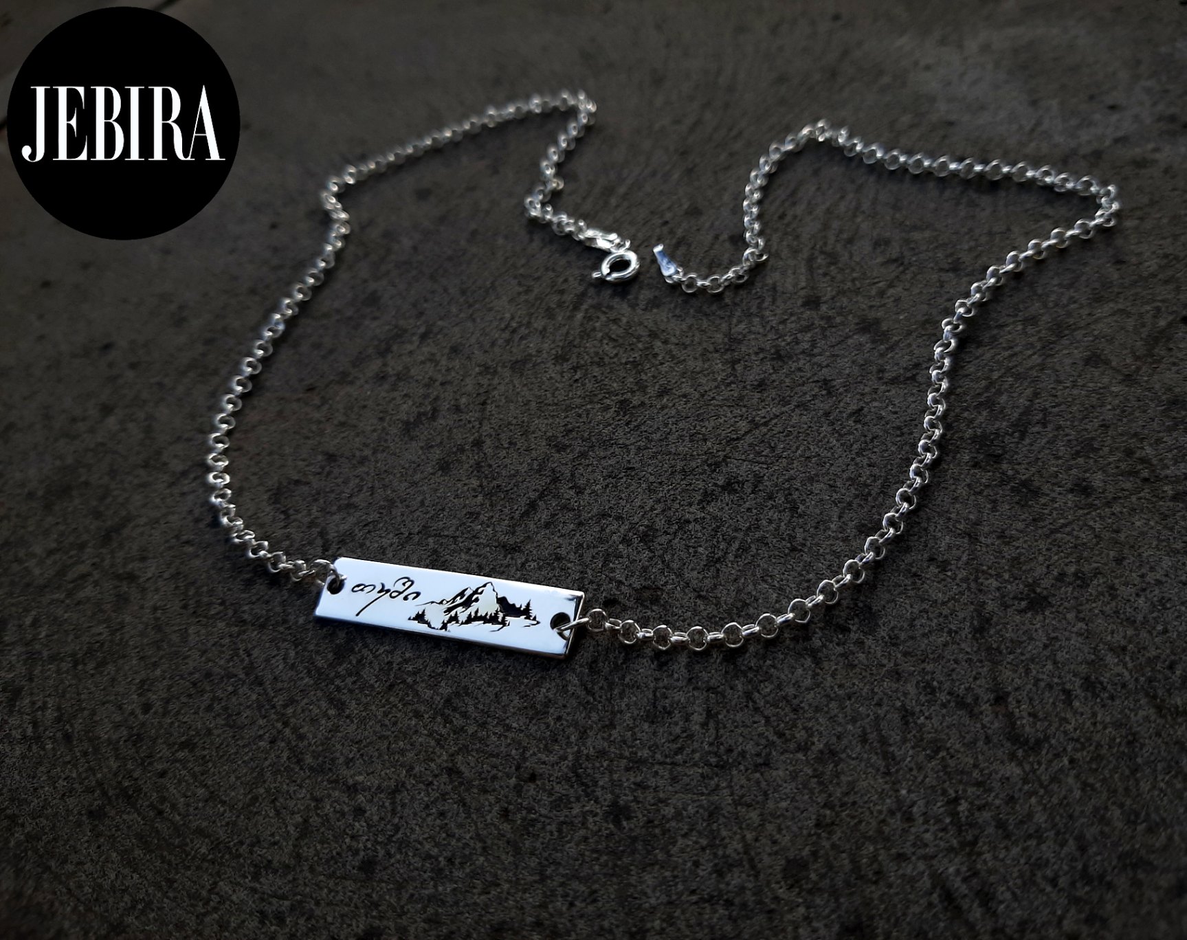 ვერცხლის სამკაული. ლისტის მაგვარი ვერცხლის ფირფიტა გრავირებით "თუში" რომლის გვერდით არის მთის ნახატი დაგრავირებული, ლისტზე კი არის შებმული ვერცხლის ჯაჭვი