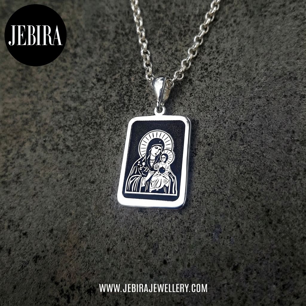 ვერცხლის მედალიონი-კულონი, რომელზეც გამოსახულია წმ მარიამ ღვთისმშობელი და იესო ქრისტე, რომელსაც უკანა ფონად აქვს შავი ფერი მეტი თვალსაჩინოობისთვის.