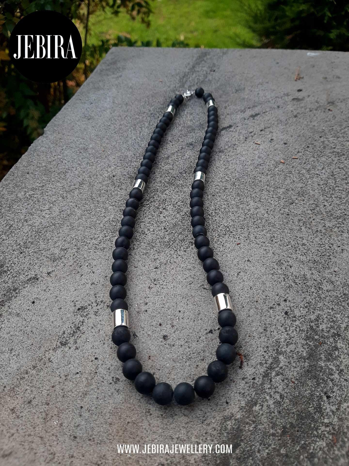 მამაკაცის ყელსაბამი ვერცხლის 6 ფიგურებით და შავი მძივებით, რომელელსაც უწოდებენ კრიალოსანს