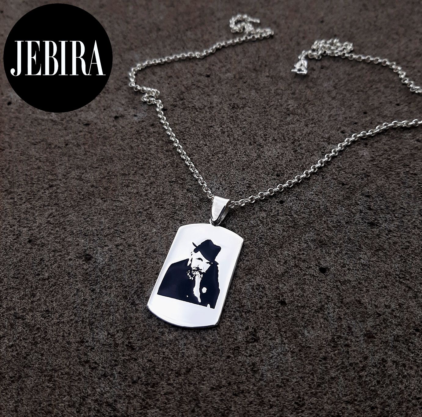 ვერცხლის სამკაული, ვერცხლის ყელსაბამი გალაქტიონ ტაბიძის პორტრეტით რომელიც ამოვსებულია შავი მინანქრით ხოლო უკანა მხარეს წარწერით და გრავირებით " თვით უკვდავებაც არ არსებობს უსიყვარულოდ "