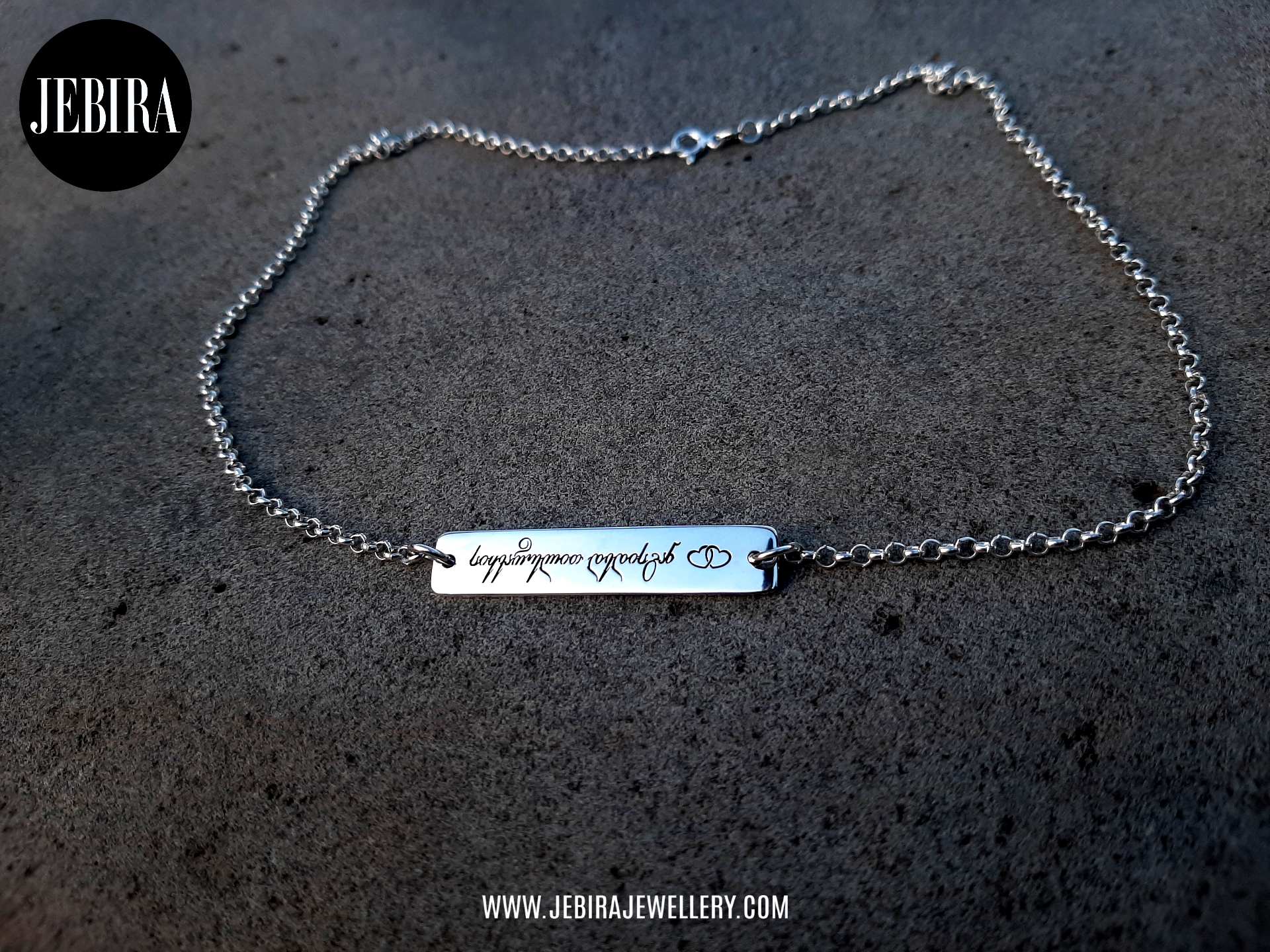 ვერცხლის სამკაული, ქალბატონის ვერცხლის ყელსაბამი კულონით ლისტის ფორმის , რომელზეც არის გაკეთებული გრავირება სიყვარულით დედისგან , ორი გულით