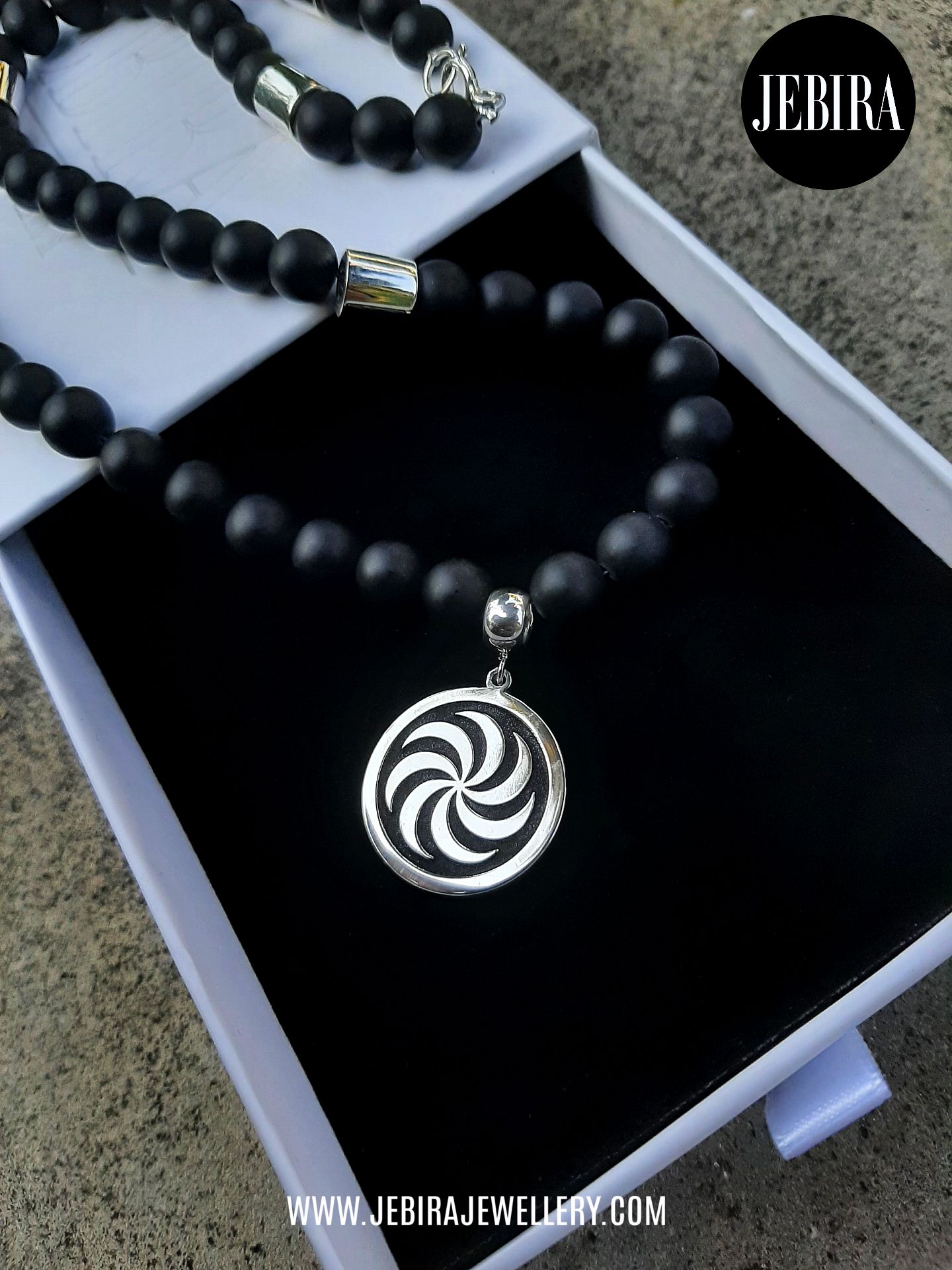 მამაკაცის ყელსაბამი შაი მძივებით დავერცხლის ფიგურებით რომელზეც შუაში კიდია ბორჟღალის მედალიონი